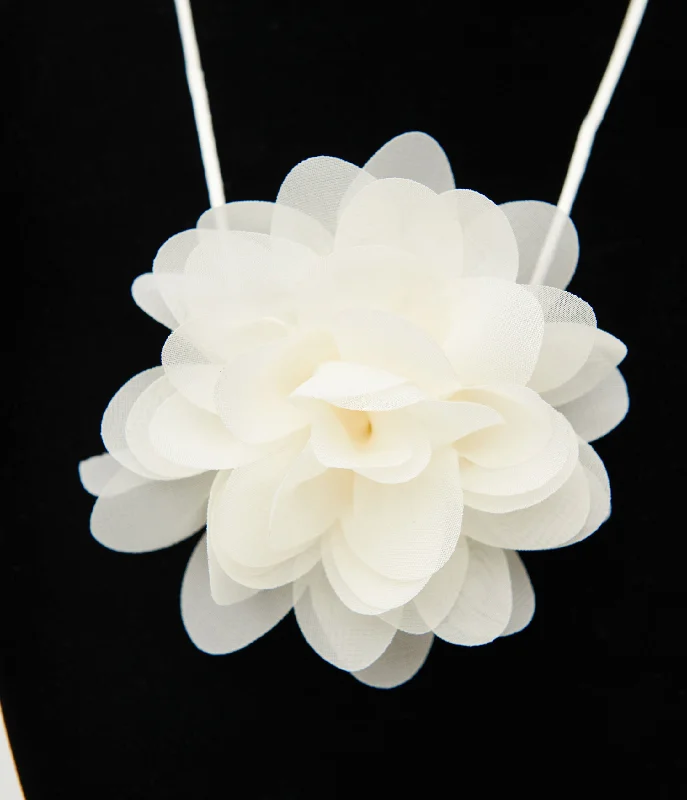 white-flower-necklace