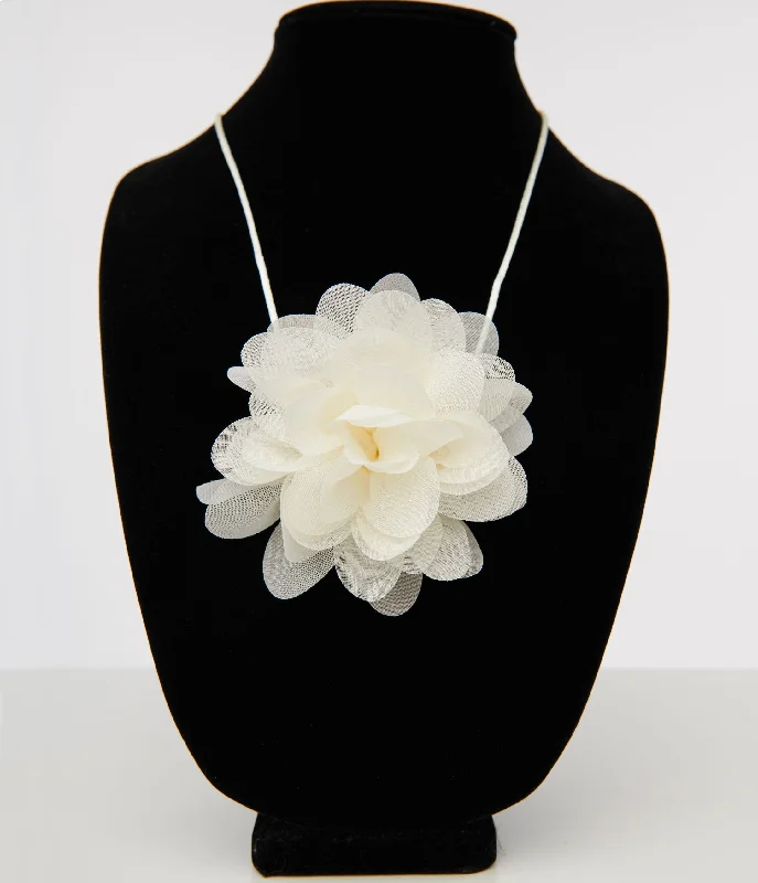 white-flower-necklace